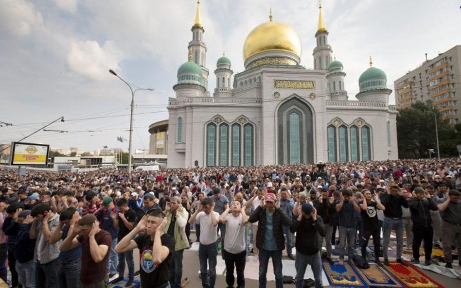 Wczoraj w Moskwie przed meczetem Katedralnym zebrało się z okazji rozpoczęcia święta ofiar (Kurban B