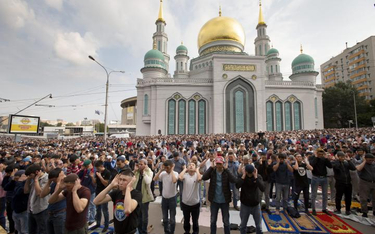 Wczoraj w Moskwie przed meczetem Katedralnym zebrało się z okazji rozpoczęcia święta ofiar (Kurban B