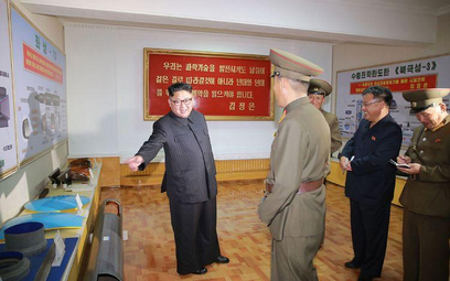 Przywódca Korei Północnej Kim Dzong-Un w towarzystwie wojskowych