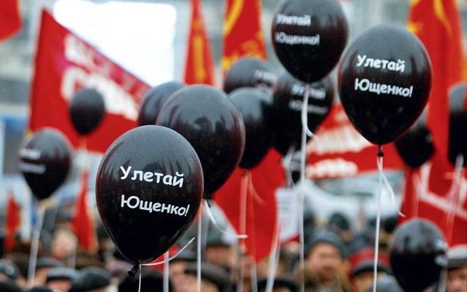 Wczoraj w Kijowie demonstrowali m.in. ukraińscy komuniści, na balonach mieli napisy: „Juszczenko, od