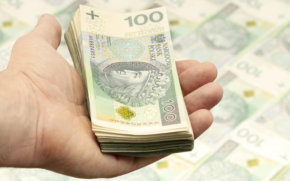 Decyzja o niewypłacaniu premii rocznej oznacza niższy zasiłek