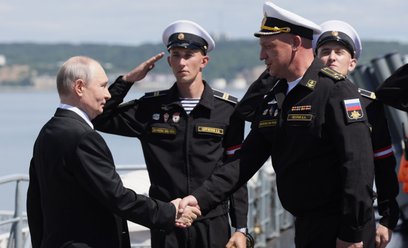 Władimir Putin przybył na pokład krążownika rakietowego Wariag, biorącego udział w ćwiczeniach Floty