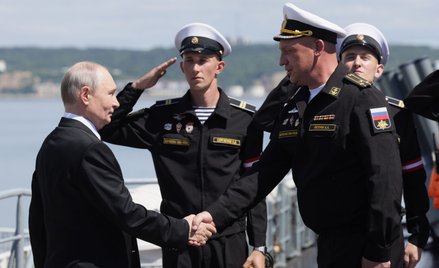 Władimir Putin przybył na pokład krążownika rakietowego Wariag, biorącego udział w ćwiczeniach Floty
