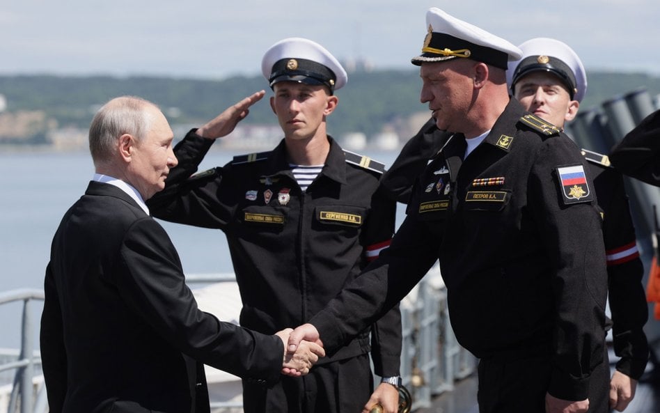 Władimir Putin przybył na pokład krążownika rakietowego Wariag, biorącego udział w ćwiczeniach Floty