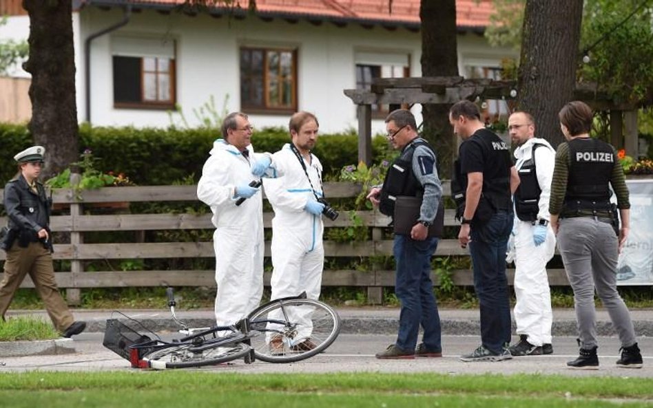 Śledczy odtwarzają przebieg ataku nożownika w Grafing