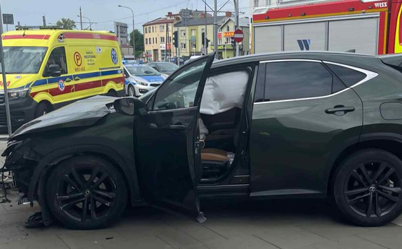 W aucie zadziałały poduszki powietrzne. Kierowca nie wymaga hospitalziacji