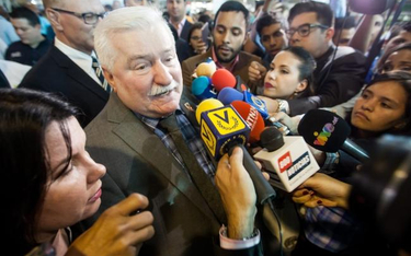 Zwolenników tezy, że Lech Wałęsa był prowadzony przez SB w latach 80., szafa Kiszczaka rozczaruje