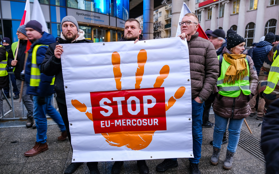 Polscy rolnicy protestują przeciwko polityce Unii Europejskiej, w tym umowie Mercosur, w pobliżu sie