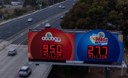 Billboard Powerball nad autostradą w San Diego, reklamujący jackpota o wartości prawie 1 miliarda do