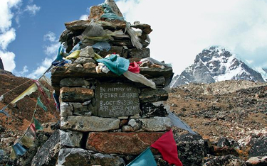 Prawdziwe i symboliczne nagrobki w Himalajach oplatają modlitewne chorągiewki