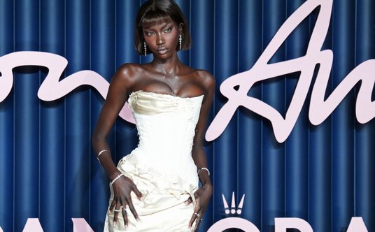 Anok Yai na gali Fashion Awards w Londynie w grudniu 2025 roku.