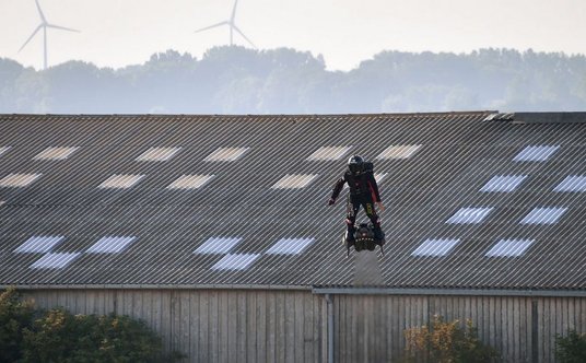 Franky Zapata chciał powtórzyć na latającej desce samolotowy wyczyn Louisa Bleriota