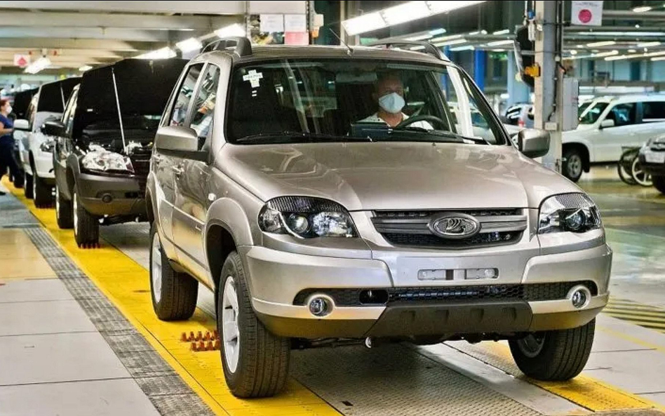 Koniec Nivy z logotypem Chevroleta