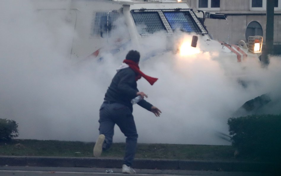 Wielotysięczna demonstracja przeciw restrykcjom covidowym w Brukseli. Doszło do zamieszek