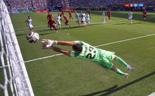 Emiliano Martinez broni strzał Yamala