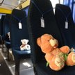 Maskotki w szkolnym autobusie symbolizujące dziecięce ofiary rosyjskiej inwazji, Lwów, 1 czerwca 202