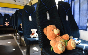 Maskotki w szkolnym autobusie symbolizujące dziecięce ofiary rosyjskiej inwazji, Lwów, 1 czerwca 202
