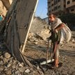Palestyńskie dziecko obok zniszczone przez wojsko Izraela domu w mieście Gaza