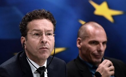Jeroen Dijsselbloem (z lewej) i grecki minister finansów Yanis Varoufakis