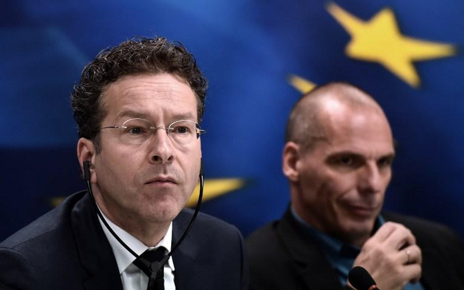 Jeroen Dijsselbloem (z lewej) i grecki minister finansów Yanis Varoufakis