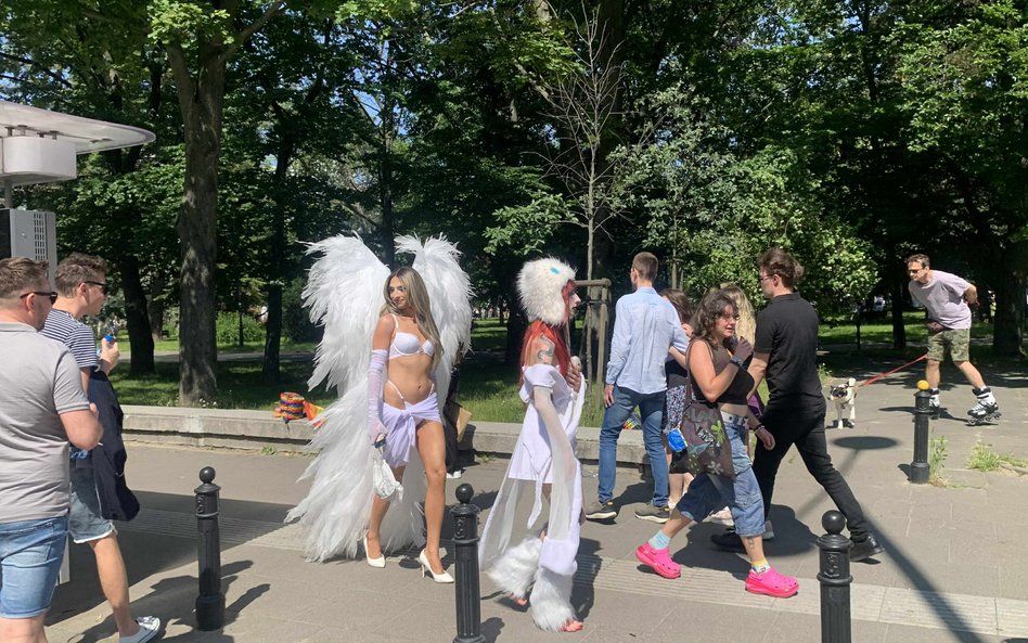 Osoby w efektownych, białych strojach z dużymi skrzydłami, przypominającymi anioły, przyciągają uwag