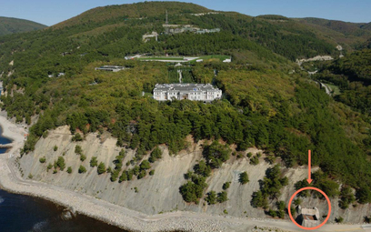 Widok pałacu z drona, od strony morza. U dołu, z prawej strony zaznaczone wyjście z tunelu wykutego 