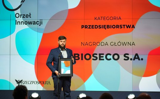 Nagrodę główną w kategorii "Przedsiębiorstwa" odbiera Dawid Gradolewski, CTO w firmie Bioseco S.A.