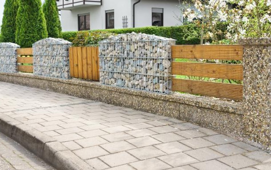 Inwestycje pod klucz: droga i płot przy domu droższe przez wyższy VAT