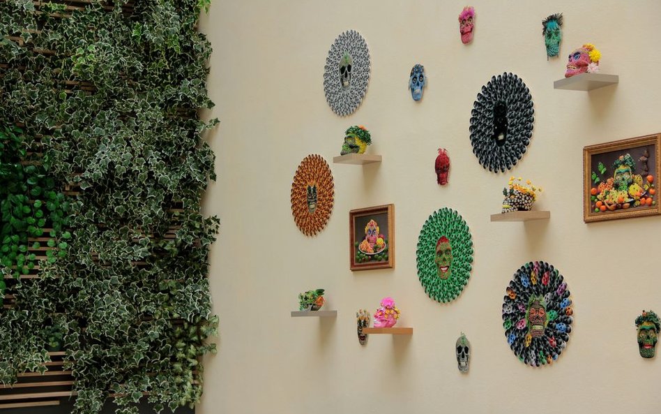 Irena Nawrot, instalacja w ramach wystawy zbiorowej "Mam to z głowy".