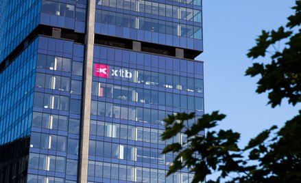 XTB zakasuje rękawy