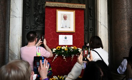 Informacja o śmierci papieża Franciszka w Bazylice Santa Maria Maggiore w Rzymie