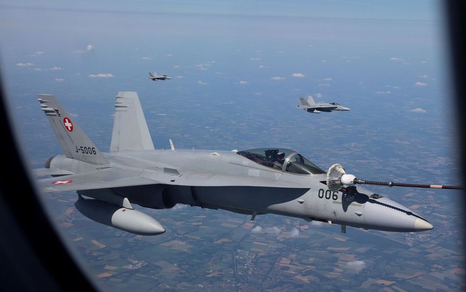 Szwajcarski F/A-18C Hornet podczas tankowania w powietrzu. Fot./Schweizer Luftwaffe.