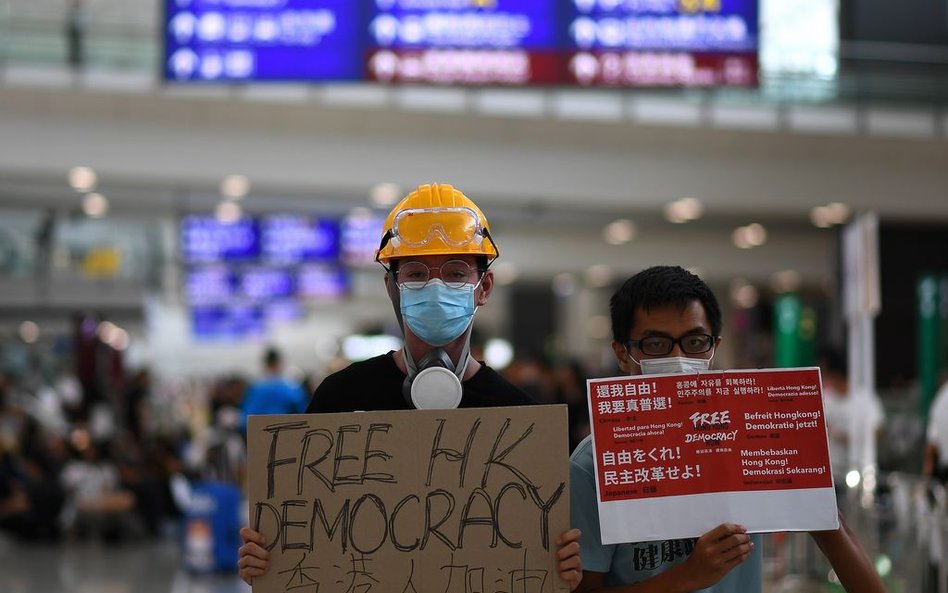 Hongkong zamyka lotnisko przez protesty. Wielkie utrudnienia