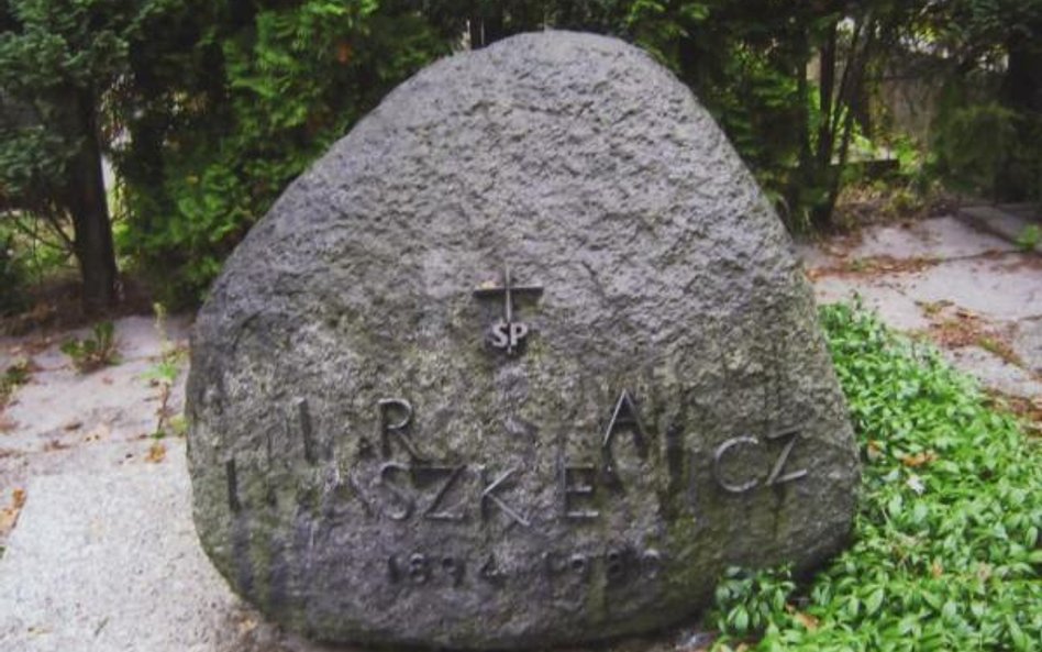 Zdewastowany grób pisarza
