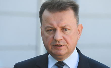 Szef klubu PiS Mariusz Błaszczak podczas konferencji prasowej przed siedzibą Komendy Głównej Straży 