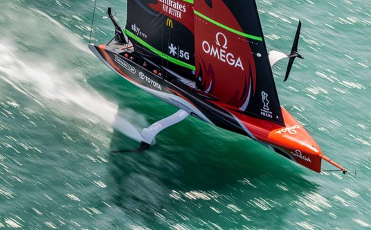 "Kadłuby jachtów startujących w Pucharze Ameryki sporą&nbsp;część regat spędzają ponad wodą"