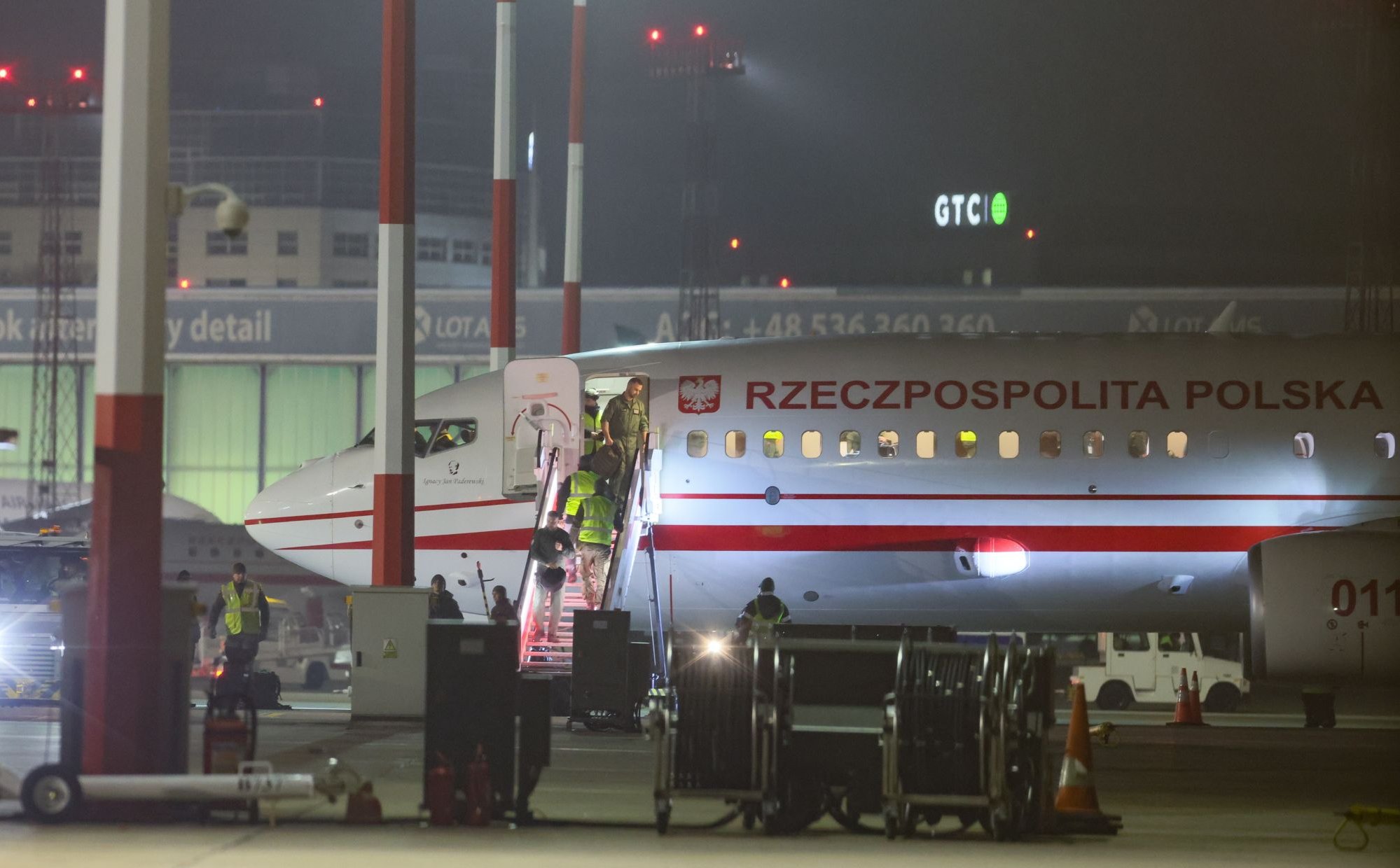 Pierwsi Polacy wrócili specjalnym lotem z Omanu. „Następne będą rodziny z dziećmi”