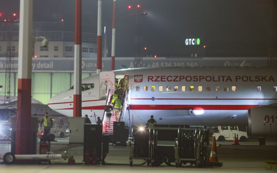 Dwoma wojskowymi samolotami wróciła dziś do kraju grupa 109 Polaków ewakuowana z Omanu