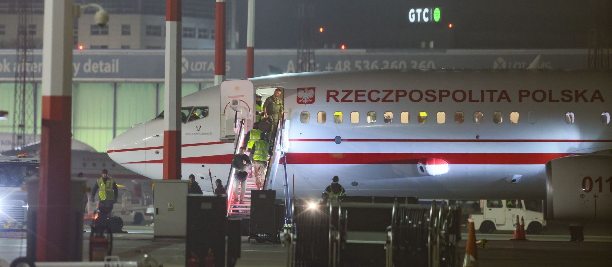 Pierwsi Polacy wrócili specjalnym lotem z Omanu. „Następne będą rodziny z dziećmi”