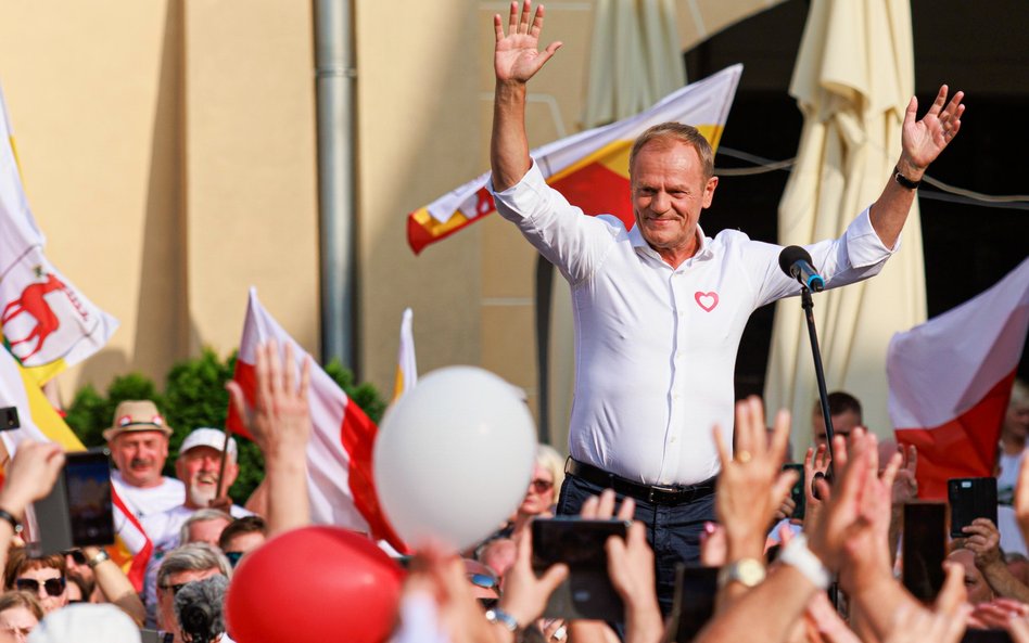 Donald Tusk podczas wiecu w Jeleniej Górze