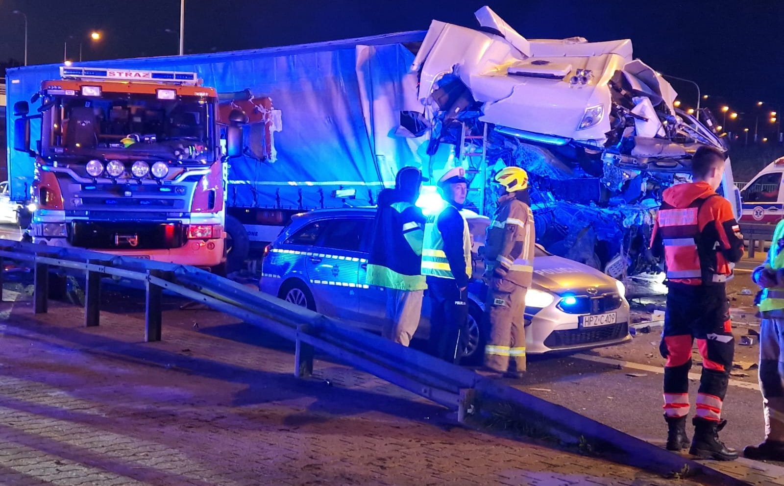 Dwa wypadki na S2 w Warszawie: Autokar wypadł z drogi, wielu rannych
