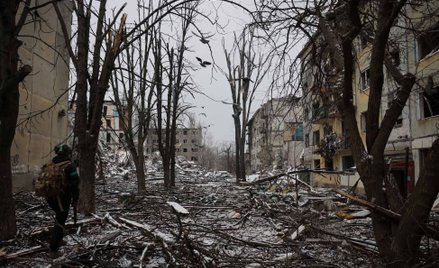 Ukraiński żołnierz w zniszczonej w rosyjskich atakach Konstantynówce