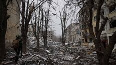 Ukraiński żołnierz w zniszczonej w rosyjskich atakach Konstantynówce