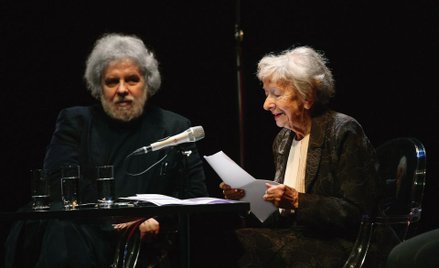 Wisława Szymborska i Jerzy Illg, redaktor naczelny wydawnictwa Znak, podczas spotkania z okazji wyda