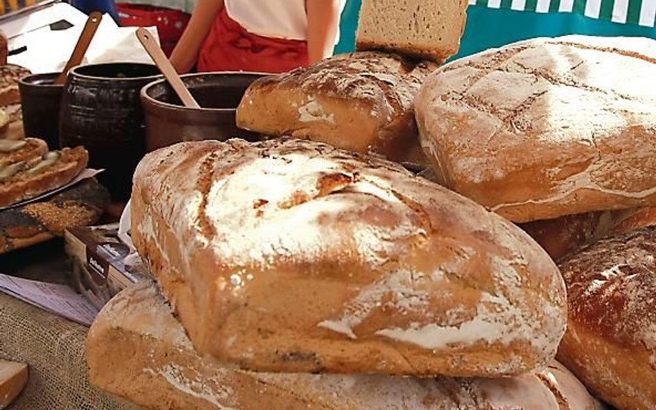 Ekologiczne bazary to nie tylko zakupy, dają też okazję  do rozmowy ze sprzedającymi towary rolnikam