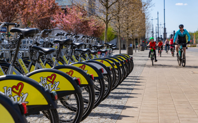 Samorządy stawiają na nowe technologie, które mają uatrakcyjnić sposób korzystania z miejskich rower