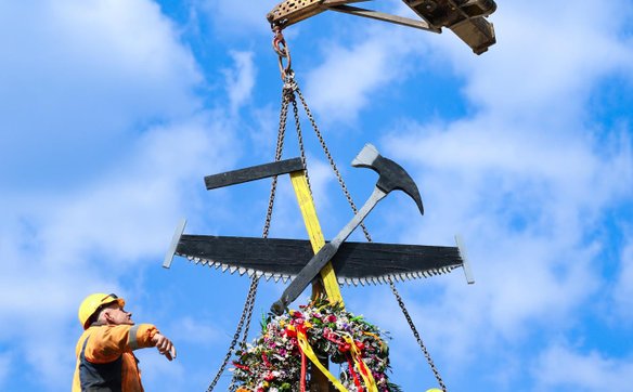 Na budynku żłobka przy ulicy Wyspowej 24 na Targówku zawisła wiecha