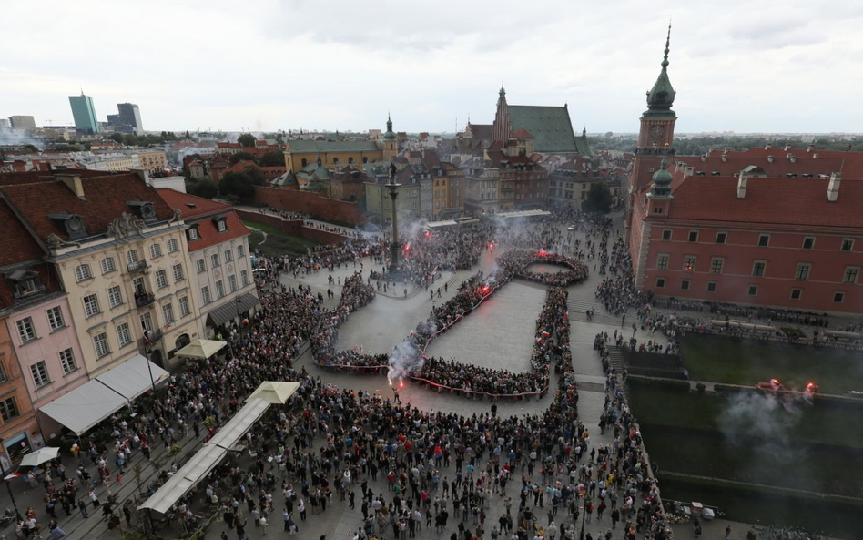 Symbol Polski Walczącej utworzony przez ludzi na Placu Zamkowym w Warszawie, w ramach akcji społeczn