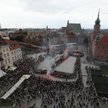 Symbol Polski Walczącej utworzony przez ludzi na Placu Zamkowym w Warszawie, w ramach akcji społeczn