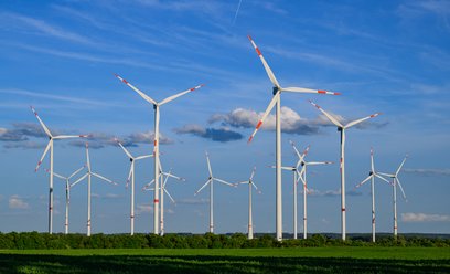 OZE i atom wygrywają w sondażu. Tak Polacy widzą energetykę przyszłości
